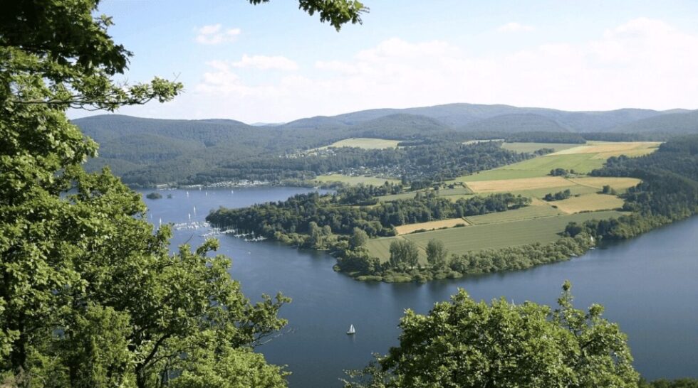 Urlaub am Edersee: Entdecke einen der größten Seen Hessens – nur 1,5 Stunden von Frankfurt. Natur, Wandern, Baden & historische Orte in Nordhessen erleben.