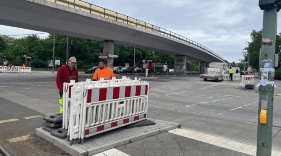 Berlin-Oberschöneweide: Wichtige Kreuzung wegen Einsturzgefahr gesperrt. Tramlinien M17, 21, 27, 37 und 67 betroffen. REnewz.de berichtet mit Karte & Details.