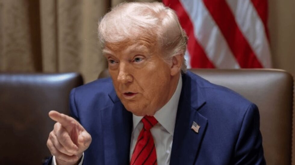 Trump rief Selenskyj und Putin an. Laut NYT sagte er, Kiew und Moskau sollen selbst eine Lösung für den Krieg finden – ohne neue US-Sanktionen.