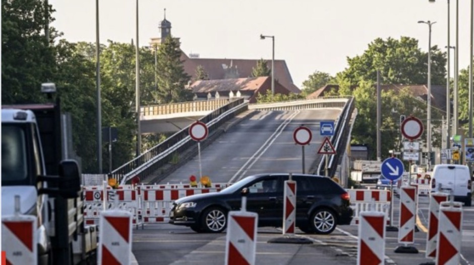 In Berlin-Oberschöneweide wird die marode Brücke an der Wuhlheide abgerissen. Fußgänger und Trams sollen ab 31. Mai wieder passieren können.