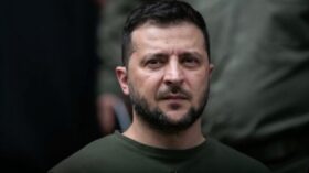 Selenskyj fordert nach neuen russischen Angriffen verstärkten Druck auf Moskau. Raketen und Drohnen trafen Kiew und weitere Regionen.