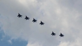 Polen hebt seine Luftwaffe wegen massiver russischer Angriffe auf die Ukraine. Der Luftraum wird überwacht, Alarmstufe für Abwehrsysteme erhöht.