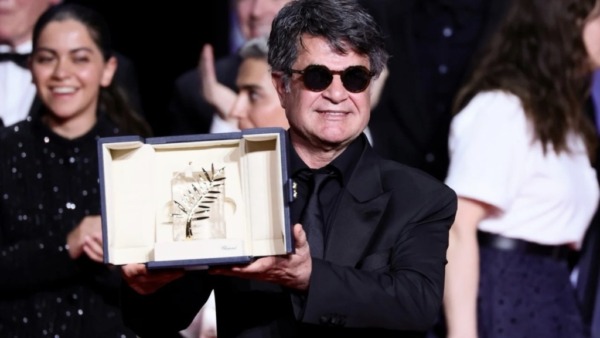 Jafar Panahi gewinnt in Cannes 2025 die Goldene Palme für sein politisches Rachedrama „Es war nur ein Unfall“. Ein starkes Zeichen für die Freiheit.