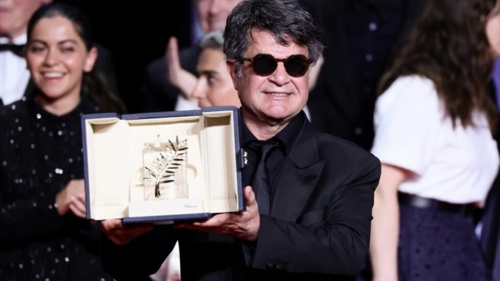 Jafar Panahi gewinnt in Cannes 2025 die Goldene Palme für sein politisches Rachedrama „Es war nur ein Unfall“. Ein starkes Zeichen für die Freiheit.