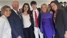 Joe Biden zeigt sich erstmals seit der Prostatakrebs-Diagnose bei der Abschlussfeier seines Enkels – bewegender Familienmoment trotz gesundheitlicher Sorgen.