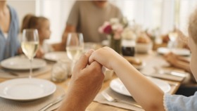 Tischgebete aus Christentum, Judentum, Islam & mehr: Rituale, Gebete & spirituelle Gesten vor dem Essen – mit Familie, Kindern & Achtsamkeit.