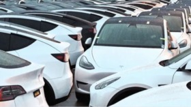 Tesla verzeichnet in Europa einen Absatzrückgang von über 50 %. BYD, VW und andere Hersteller gewinnen Marktanteile – ein Wendepunkt für E-Mobilität.