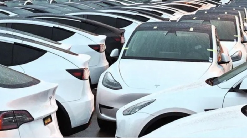 Tesla verzeichnet in Europa einen Absatzrückgang von über 50 %. BYD, VW und andere Hersteller gewinnen Marktanteile – ein Wendepunkt für E-Mobilität.