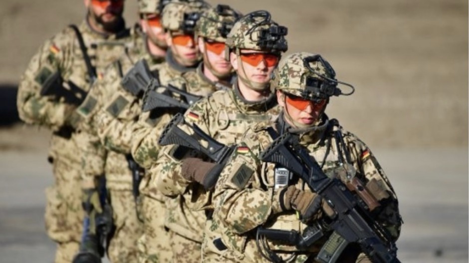NATO fordert von Deutschland 40.000 Soldaten zur Stärkung der Verteidigung. Hintergrund ist die zunehmende Bedrohung durch Russland laut Reuters.