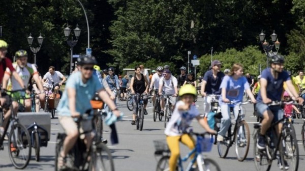 ADFC-Sternfahrt am 1. Juni 2025: Zehntausende Radfahrer in Berlin – zahlreiche Sperrungen und Protest gegen den Ausbau der A100 geplant.