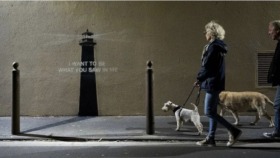 Ein neues Werk von Banksy ist in Marseille aufgetaucht. BBC Verify hat den Standort des Leuchtturm-Graffitis identifiziert: Rue Félix Frégier.