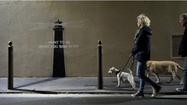 Ein neues Werk von Banksy ist in Marseille aufgetaucht. BBC Verify hat den Standort des Leuchtturm-Graffitis identifiziert: Rue Félix Frégier.