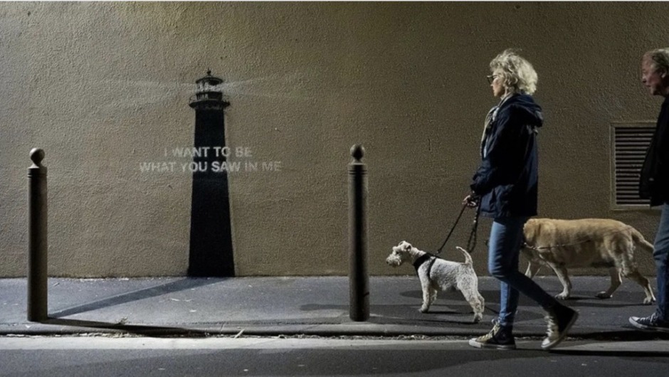 Ein neues Werk von Banksy ist in Marseille aufgetaucht. BBC Verify hat den Standort des Leuchtturm-Graffitis identifiziert: Rue Félix Frégier.
