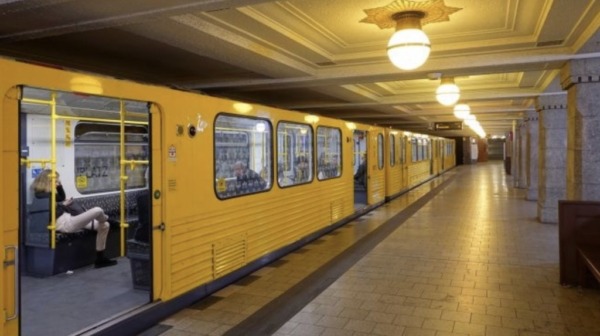 U3 Berlin gesperrt: Zwischen Spichernstraße und Wittenbergplatz fährt wegen beschädigter Tunneldecke kein Zug. BVG setzt Ersatzbusse ein. Bauarbeiten Ursache.