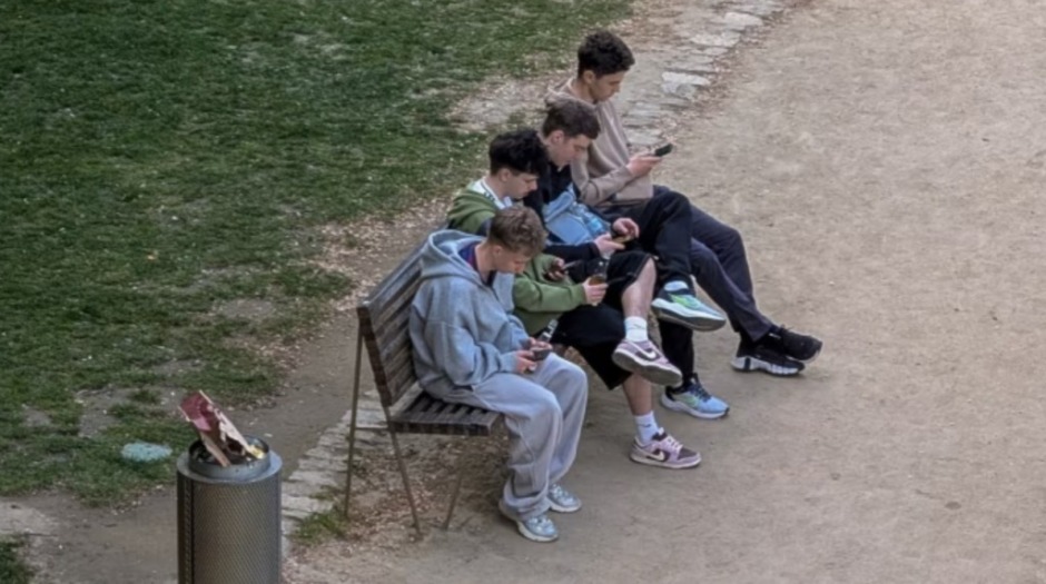 Ab Juli startet die EU eine App zur Altersverifikation – ohne Datenweitergabe. Plattformen stehen unter Druck, Minderjährige besser zu schützen.