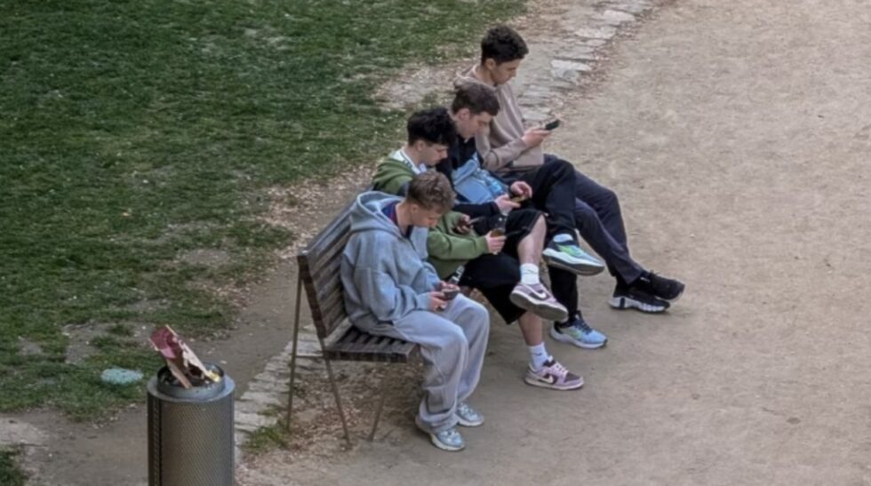 Ab Juli startet die EU eine App zur Altersverifikation – ohne Datenweitergabe. Plattformen stehen unter Druck, Minderjährige besser zu schützen.