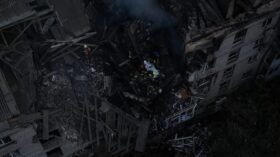 900 russische Drohnen und Raketen in nur drei Tagen: Präsident Selenskyj warnt vor weiteren Offensiven Moskaus. Die Ukraine fordert neue Sanktionen und eine technologische Aufrüstung zur Verteidigung.