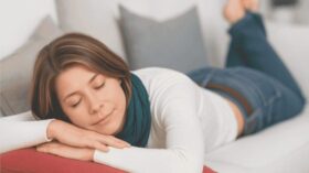 Warum Mittagsschlaf für alle Altersgruppen wichtig ist: besseres Gedächtnis, Herzschutz, Erholung – sogar im Büro mit Schlafkapseln. Tipps & Studien 2025.