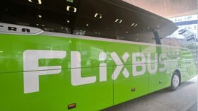 FlixBus & FlixTrain clever nutzen: Gepäckregeln, Buchungstipps, Haltestellen, WLAN, Sitzplätze, Rückerstattung – alles, was du vorher wissen musst.