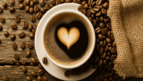 Kaffee auf leeren Magen kann die Magenschleimhaut reizen, die Säure erhöhen und langfristig sogar das Risiko für Krebs und andere Krankheiten steigern.