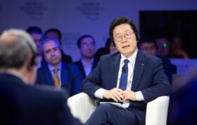 Südkoreas Präsident Lee Jae-myung verspricht wirtschaftliche Erneuerung, Stabilität und Dialog mit Nordkorea. Erste Gespräche mit Trump angekündigt.