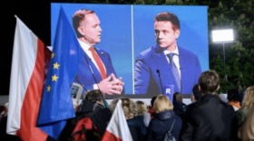 In der Stichwahl zur Präsidentschaft in Polen 2025 liegt Rafał Trzaskowski laut Exit-Polls mit 50,3 % knapp vor Karol Nawrocki mit 49,7 %.
