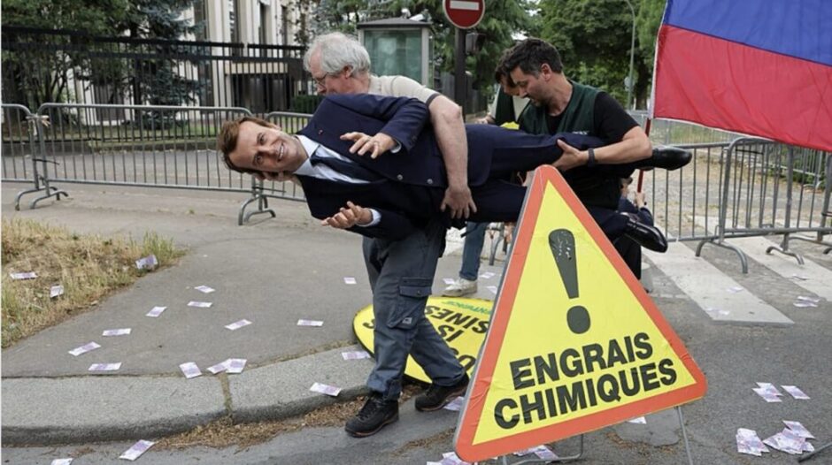 Greenpeace-Aktivisten haben aus Protest gegen wirtschaftliche Beziehungen zwischen Frankreich und Russland eine Wachsfigur von Präsident Macron vor der russischen Botschaft in Paris aufgestellt.
