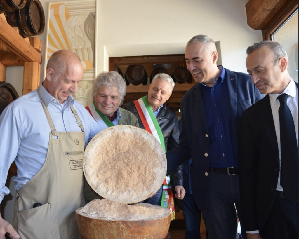 Ältester Parmigiano Reggiano der Welt nach 27 Jahren geöffnet