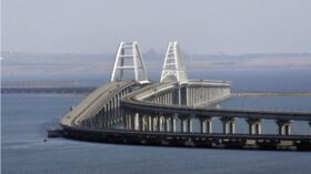 Der Verkehr auf der Krim-Brücke wurde am 3. Juni 2025 aus Sicherheitsgründen gestoppt. Ukrainische SBU bestätigt Sprengstoffoperation ohne zivile Opfer.