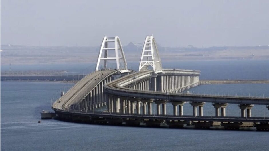Der Verkehr auf der Krim-Brücke wurde am 3. Juni 2025 aus Sicherheitsgründen gestoppt. Ukrainische SBU bestätigt Sprengstoffoperation ohne zivile Opfer.