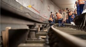Berliner U3 bleibt bis Ende der Woche gesperrt. Tunneldecke zwischen Spichernstraße und Wittenbergplatz beschädigt. Ursache: illegale Bauarbeiten. Ersatzverkehr eingerichtet.