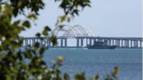 Die SBU hat erneut die Krim-Brücke angegriffen – diesmal gezielt einen sensiblen Teil am Kertsch-Kanal. Der Angriff könnte Russlands Logistik stark beeinträchtigen.