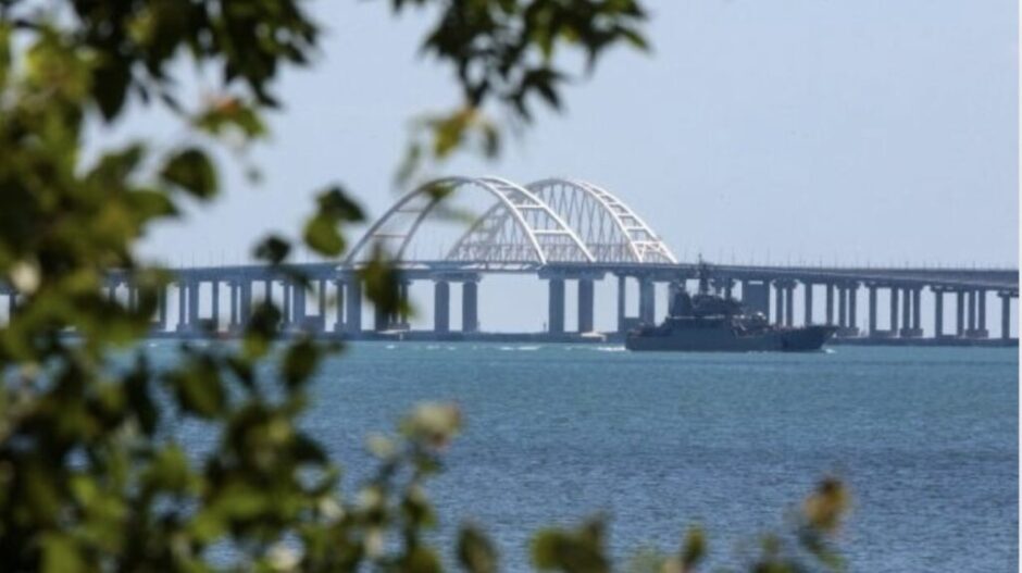 Die SBU hat erneut die Krim-Brücke angegriffen – diesmal gezielt einen sensiblen Teil am Kertsch-Kanal. Der Angriff könnte Russlands Logistik stark beeinträchtigen.
