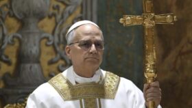 Papst Leo XIV sprach erstmals mit Wladimir Putin. Themen: Ukraine-Krieg, Religion und entführte Kinder. Der Kreml beklagt Eskalation durch Kiew.