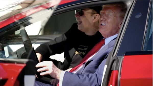 Tesla verliert 152 Mrd. US-Dollar nach einem öffentlichen Konflikt zwischen Elon Musk und Donald Trump. Der größte Börsenwertverlust in Teslas Geschichte.