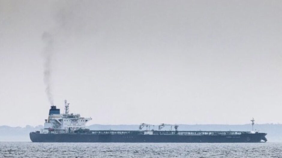 Japan importiert erstmals seit zwei Jahren russisches Öl vom sanktionierten Tanker „Voyager“. Taiyo Oil bestätigt Lieferung auf Anfrage der Regierung.