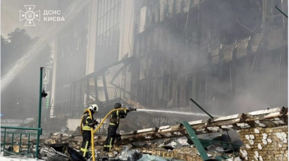 Massivster russischer Luftangriff auf Kiew: 322 Drohnen und Raketen. Präsident Selenskyj fordert klare Reaktionen des Westens. Viele Verletzte und Zerstörung.