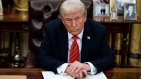 Ein US-Gericht untersagt Donald Trump den Einsatz der Nationalgarde in Los Angeles. Gouverneur Newsom erhält die Kontrolle zurück. Kalifornien klagt gegen Trumps Entscheidung.