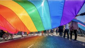 Pride Month 2025 in Deutschland: Alle CSD-Termine im Juni und Juli, Hintergründe zur Geschichte, Bedeutung und Symbolik der LGBTQIA+-Bewegung.