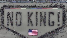 Am Geburtstag von Donald Trump demonstrierten Tausende unter dem Slogan „No Kings“ in über 2.000 Städten. In Kalifornien kam es zu Ausschreitungen.