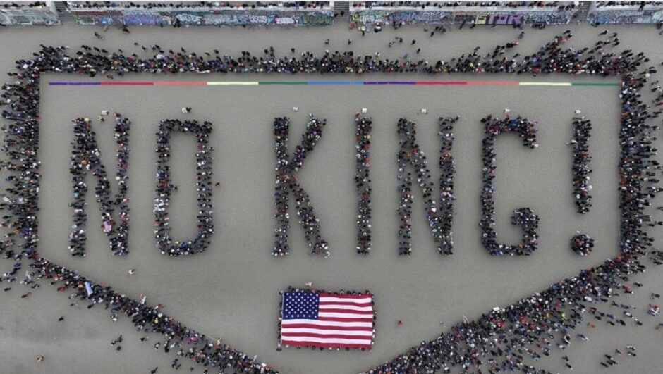 Am Geburtstag von Donald Trump demonstrierten Tausende unter dem Slogan „No Kings“ in über 2.000 Städten. In Kalifornien kam es zu Ausschreitungen.