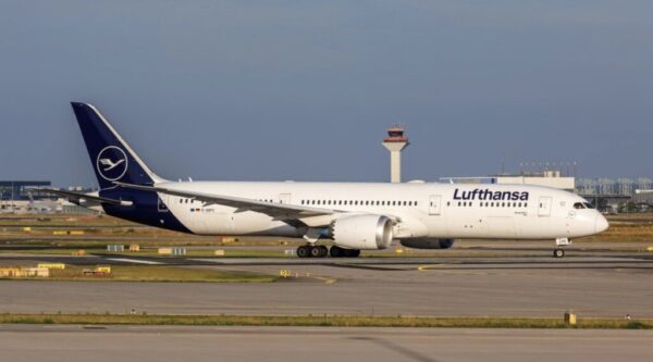 Lufthansa-Flug LH752 kehrt wegen Bombendrohung um. Der Dreamliner landet sicher in Frankfurt – weltweit mehrere Vorfälle mit Boeing 787.