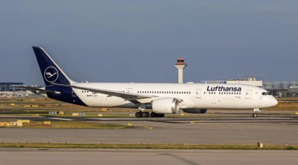 Lufthansa-Flug LH752 kehrt wegen Bombendrohung um. Der Dreamliner landet sicher in Frankfurt – weltweit mehrere Vorfälle mit Boeing 787.