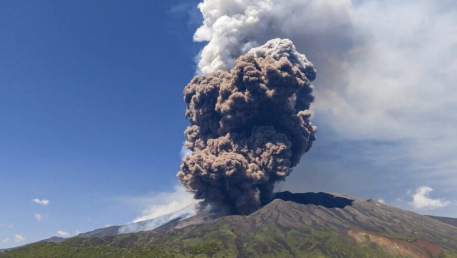 Der Ätna auf Sizilien, Europas grösster aktiver Vulkan, spuckt erneut Lava und Asche. Eine bis zu 6000 Meter hohe Aschewolke zwingt die Behörden zur höchsten Warnstufe im Flugverkehr.
