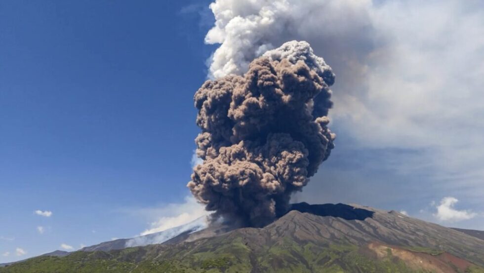 Der Ätna auf Sizilien, Europas grösster aktiver Vulkan, spuckt erneut Lava und Asche. Eine bis zu 6000 Meter hohe Aschewolke zwingt die Behörden zur höchsten Warnstufe im Flugverkehr.