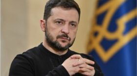 Selenskyj kündigt neue Maßnahmen gegen Russland an: stärkere Sanktionen, mehr Drohnen, personelle Veränderungen und tägliche Diplomatie-Offensive der Ukraine.