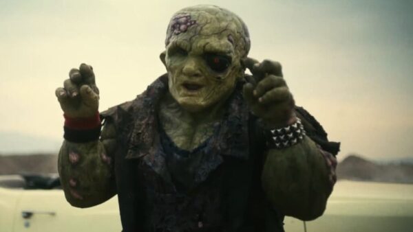 Kevin Bacon spielt den skrupellosen Konzernboss, Peter Dinklage wird zum toxischen Antihelden – der neue „Toxic Avenger“-Trailer verspricht Blood & Gore, Kinostart am 29. August 2025.