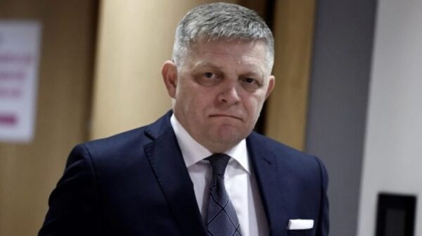 Slowakeis Premier Fico droht mit Blockade des 18. EU-Sanktionspakets gegen Russland – wegen Energiesorgen und Milliardenrisiken. Warschau setzt Bratislava unter Druck.