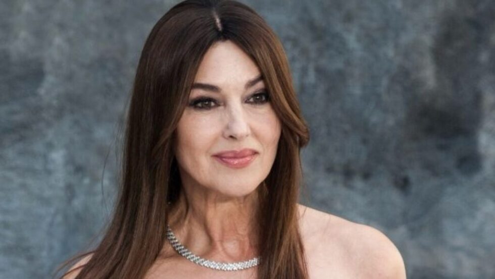 Monica Bellucci zeigt sich mit 60 Jahren im schwarzen Badeanzug für Marie Claire. Die Schauspielerin begeistert mit Eleganz und zeitloser Schönheit.