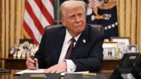 Donald Trump hebt nach 20 Jahren Sanktionen gegen Syrien auf. Assad und sein Umfeld bleiben jedoch auf den Sanktionslisten. Jetzt beginnt eine neue Phase für Syrien.